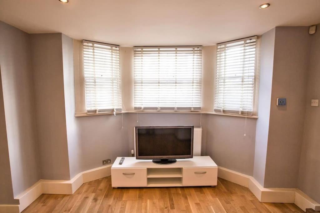 Charming Apartment In Deal Near The Beach & Town Екстер'єр фото